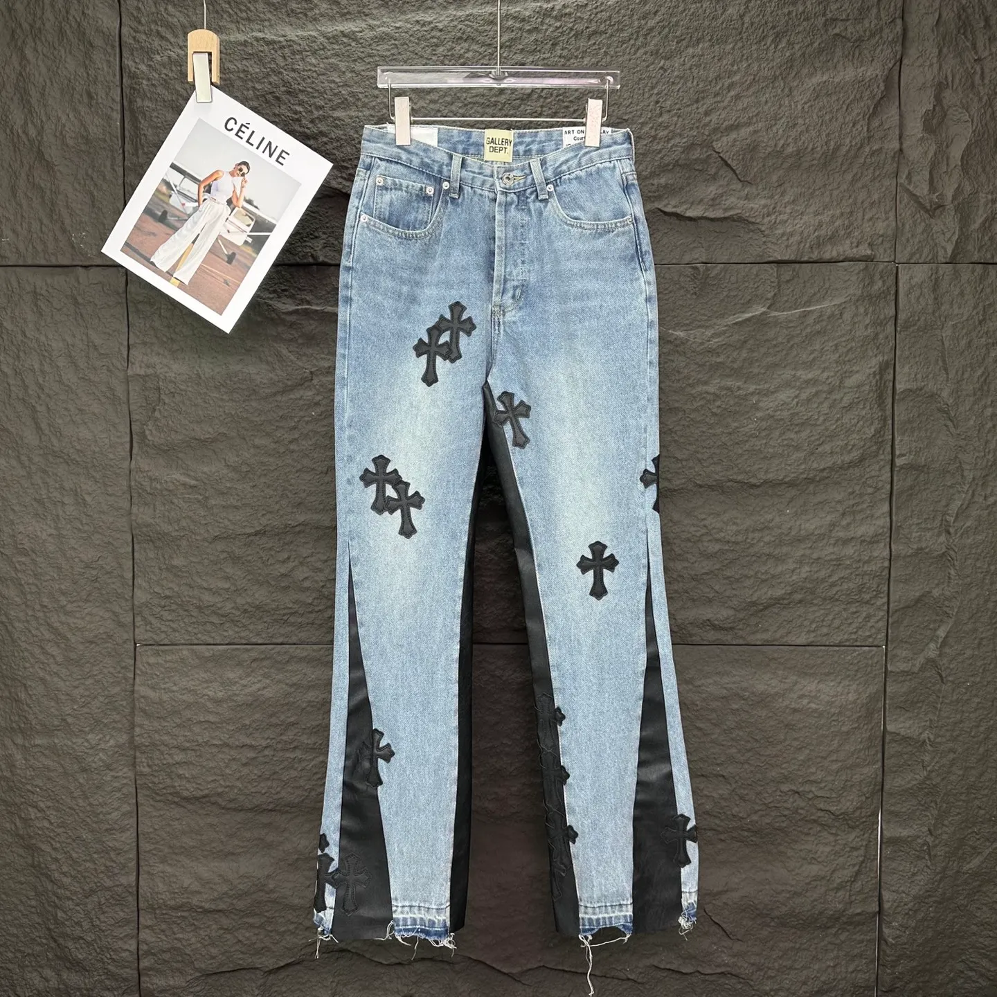 P290 GALLERY DEPT. Co-branded 2025 new multi-stitched cross patch leather couple style loose washed flared jeans 🔥High version🔥High version🔥 Top ceiling quality Styles with different washed textures are very friendly to people with thin legs and thick legs. The straight version is very flattering to the leg shape. Moderate length that never goes out of style, easy to match with casually, basic styling for various styles, a must-have in the wardrobe! The fabric is stiff but also makes the upper body soft without losing texture. The washing process is even more perfect. It is a must-have item for everyone! ! ! Washed wheat, hang tag, pants label, complete with three labels Color: light blue Size: 28, 30, 32, 34, 36 (five sizes)
